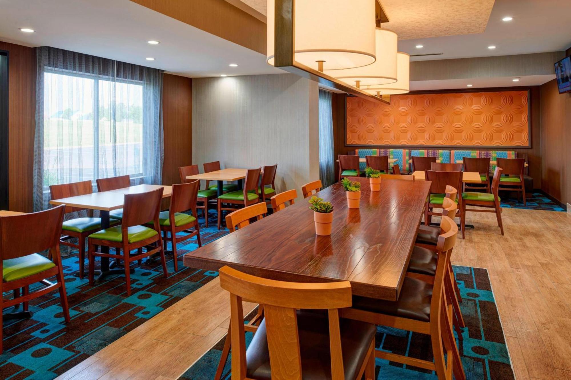 Fairfield Inn By Marriott Richmond New Paris Eksteriør billede