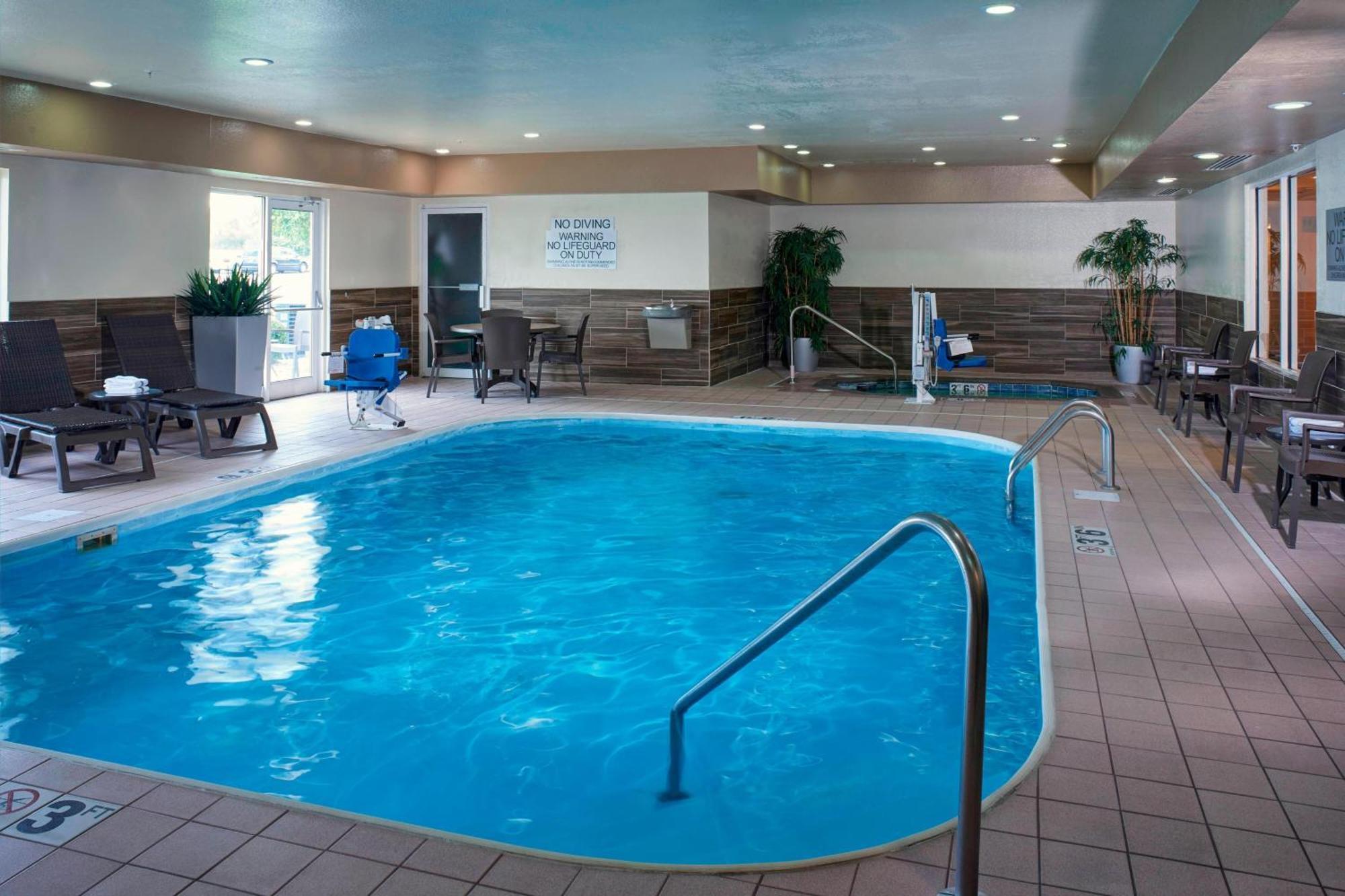 Fairfield Inn By Marriott Richmond New Paris Eksteriør billede