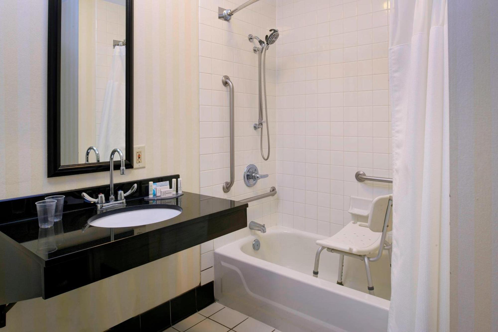 Fairfield Inn By Marriott Richmond New Paris Eksteriør billede
