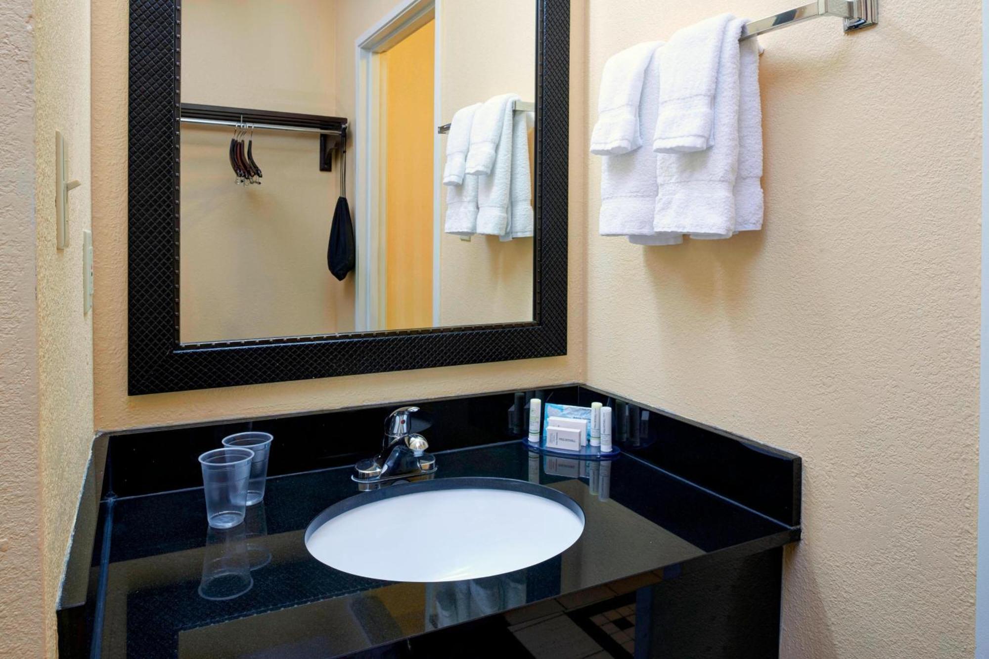 Fairfield Inn By Marriott Richmond New Paris Eksteriør billede