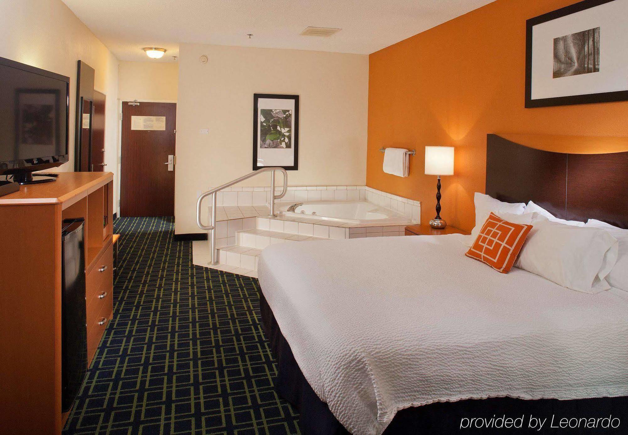 Fairfield Inn By Marriott Richmond New Paris Eksteriør billede