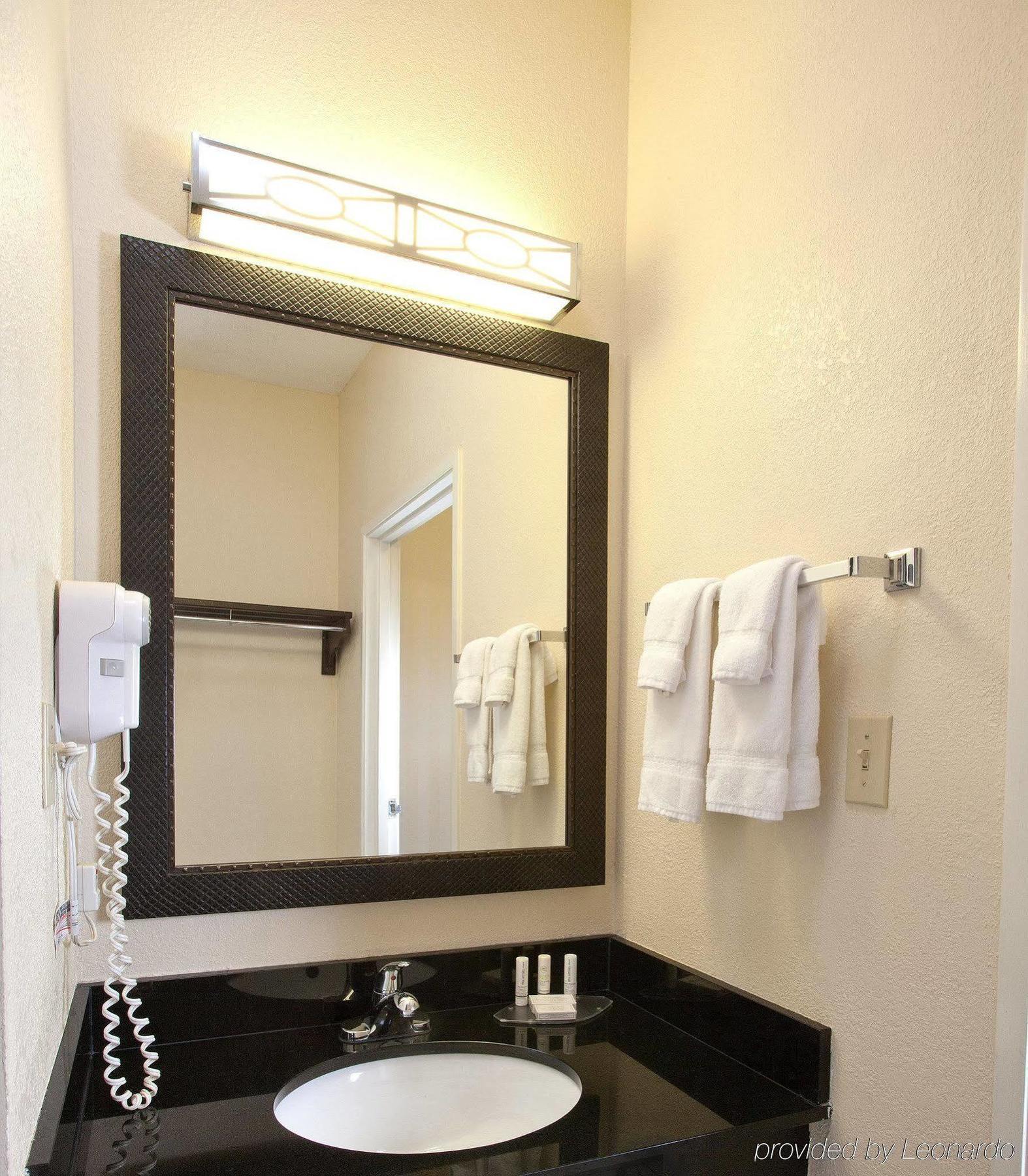 Fairfield Inn By Marriott Richmond New Paris Eksteriør billede