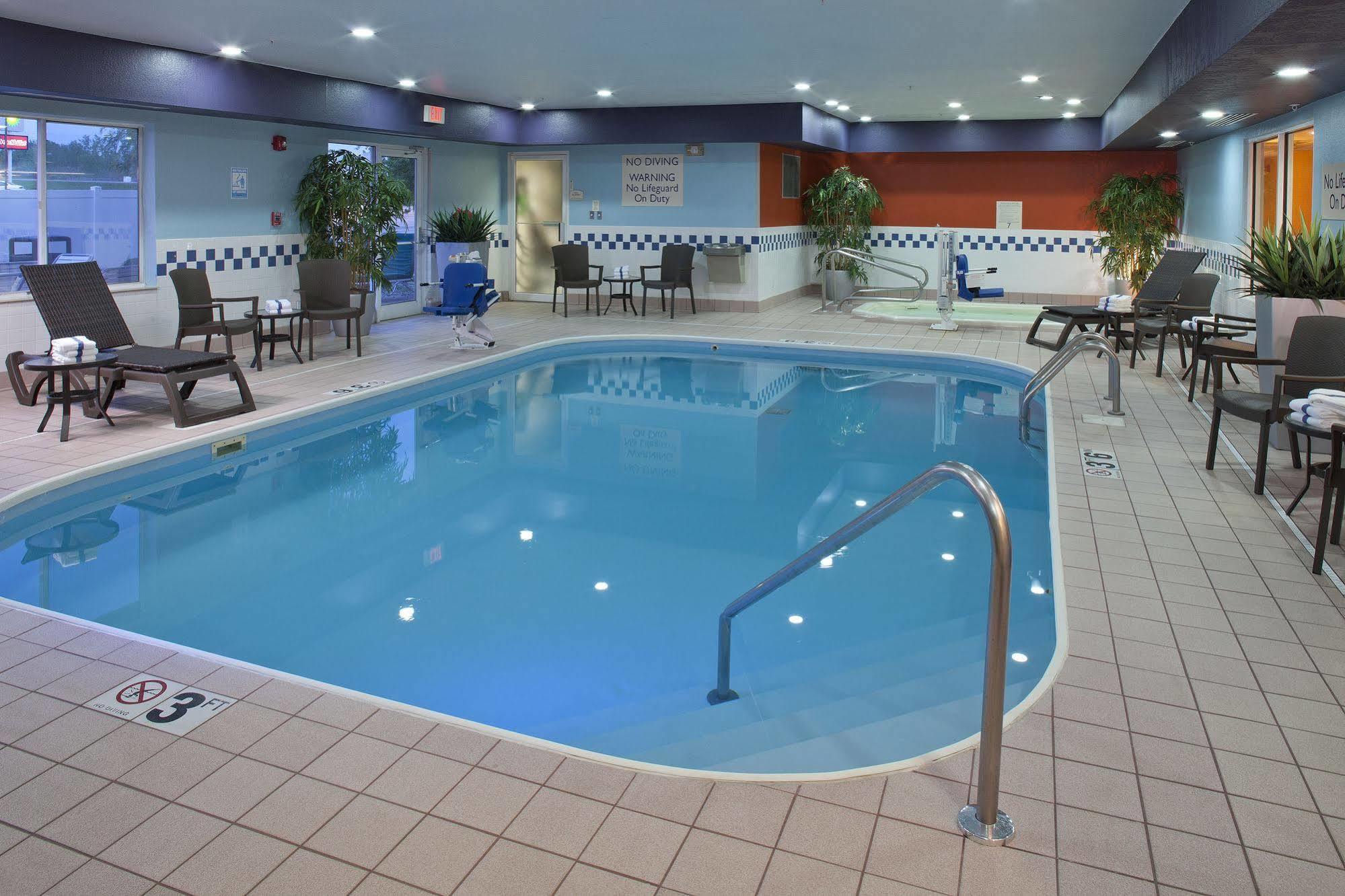 Fairfield Inn By Marriott Richmond New Paris Eksteriør billede